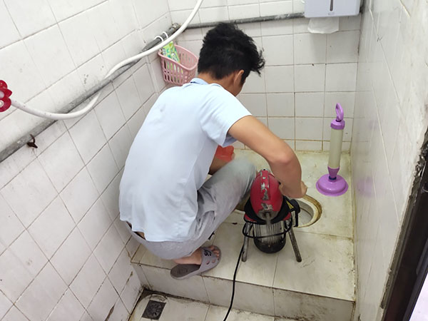 灵璧管道堵塞冒臭气 专业师傅现场解决问题
